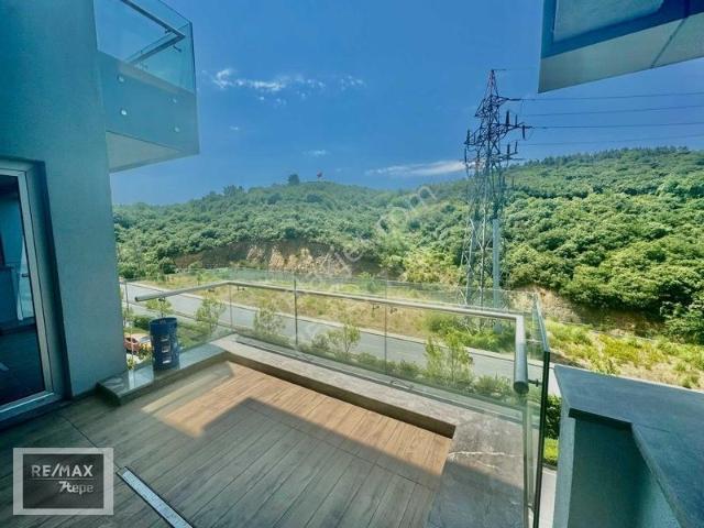 Maslak'ta Önü Orman T Bloklarda Acil Kiralık Eşyalı Boş Daire