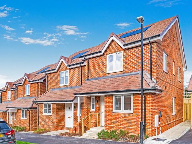 Mason Close, St. Leonards on Sea. 4 bed end of terrace house to rent £1,975 pcm £456 pw