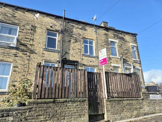 Masonic Street, Halifax, HX1 2 bed terraced house to rent £800 pcm £185 pw