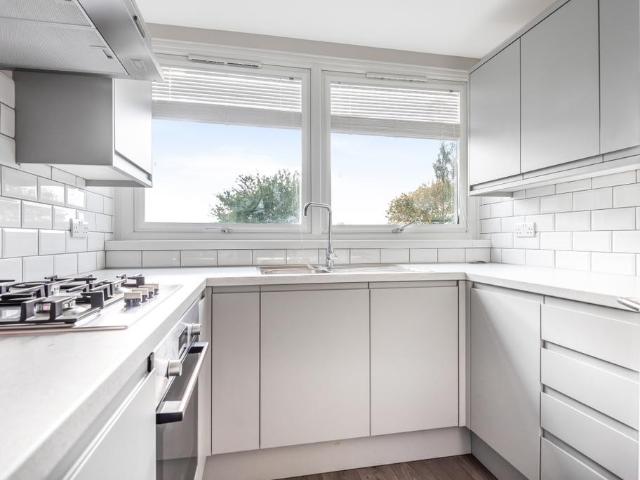 Masons Hill, Bromley, BR2 2 bed flat to rent £1,700 pcm £392 pw