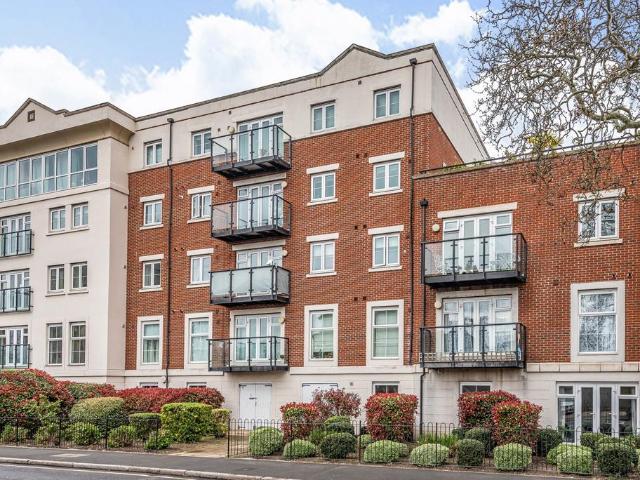 Masons Hill Bromley BR2 2 bed flat to rent £1,800 pcm £415 pw