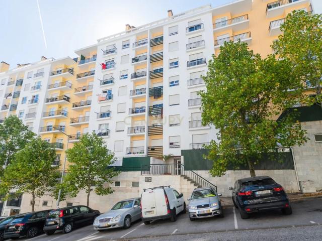 Massamá Apartamento T2 com terraço 60m2, junto da PSP