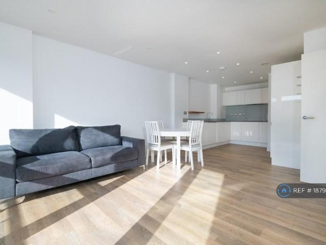 Massey House, London, SW19 1 bed flat to rent £2,150 pcm £496 pw