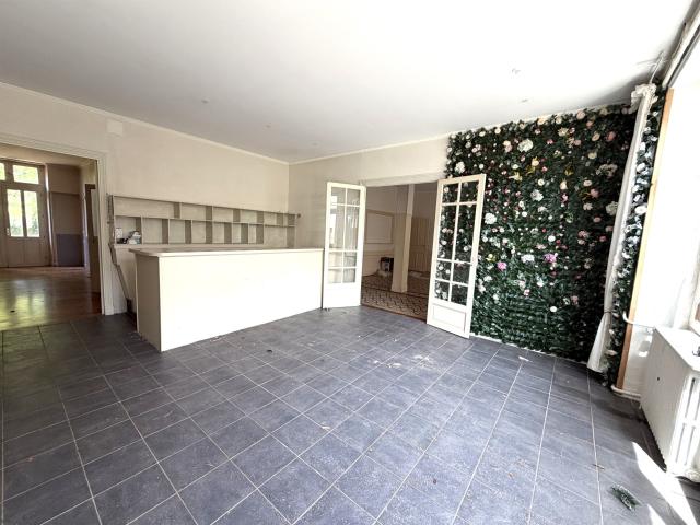 Massif Du Sancy Ancien Hotel Restaurant De 670M2 Avec 21 Cha. 670m² Egliseneuve d'Entraigues