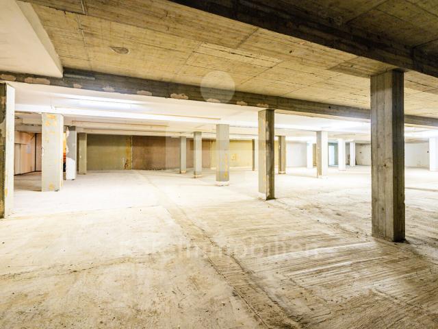 Massiv gebaute, solide Lagerfläche mit Büro und großer Parkfläche in Swisttal Heimerzheim