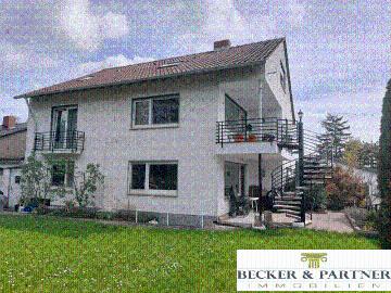 Massiv gebautes 3 Familienhaus, alle WE renoviert, sehr gute Lage, unterkellert, 2 Garagen, Stellplätze am Haus. 37.200EUR Jahresmiete