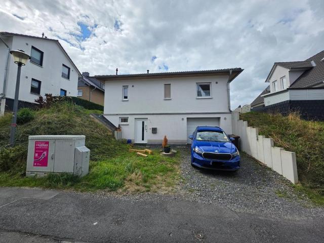 Massivbau Bungalow mit Tiefgarage, Keller und viel Platz