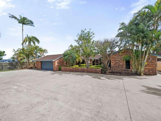 Massive block & 4 bay shed close to the city
