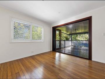 MASSIVE DECK AND FULLY AIR CONDITIONED