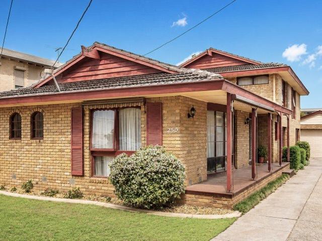 MASSIVE FAMILY HOME! Discounted 1st months' rent to $750pw