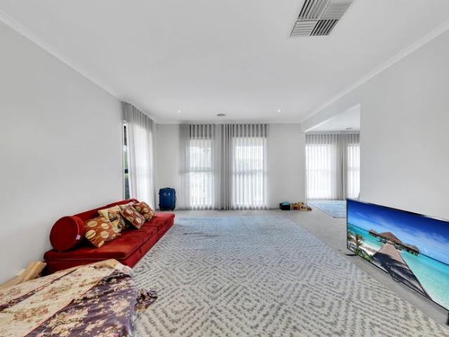 Massive Family Home for Lease in Point cook!