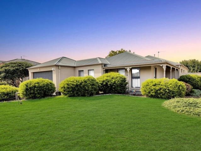 Massive Family Home for Lease in Point cook!