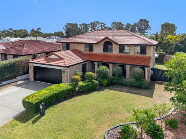 MASSIVE FAMILY HOME WITH A POOL
