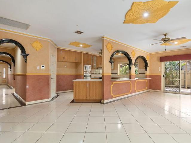 Massive famlily home with huge kitchen and shed