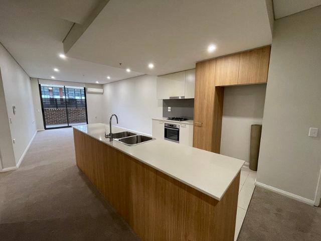 Massive Large Two Bed Room with Swimming pool& Gym!