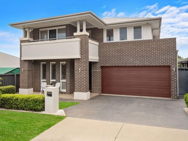 MASSIVE PRESENTABLE FAMILY HOME!
