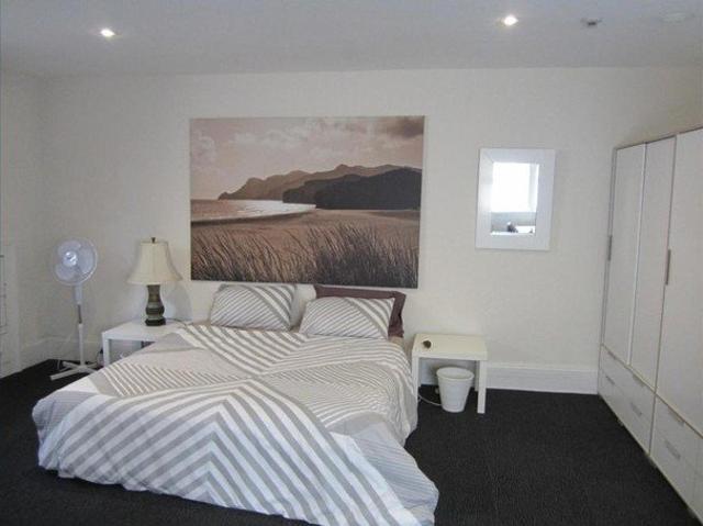 Massive rooms rent right in the CBD
