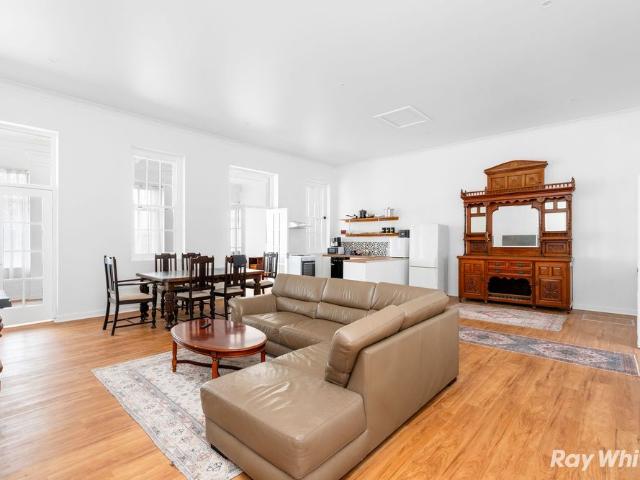 MASSIVE SHARE HOUSE SPACE!