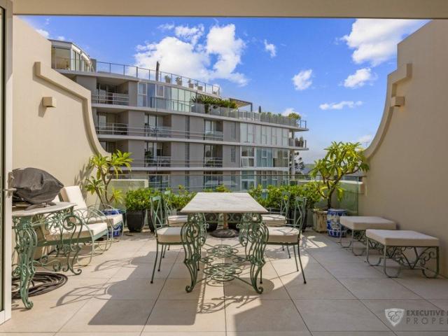 MASSIVE 270 SQM LUXURIOUS 3 BED HOME + ROOFTOP ALFRESCO DECK
