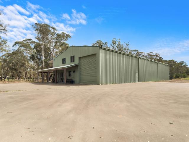MASSIVE 36M X 15M SHED WITH 3 BEDROOM RESIDENCE!