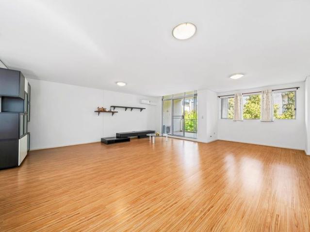 Massive 3 bedroom Plus Study Apt at Prime Location!