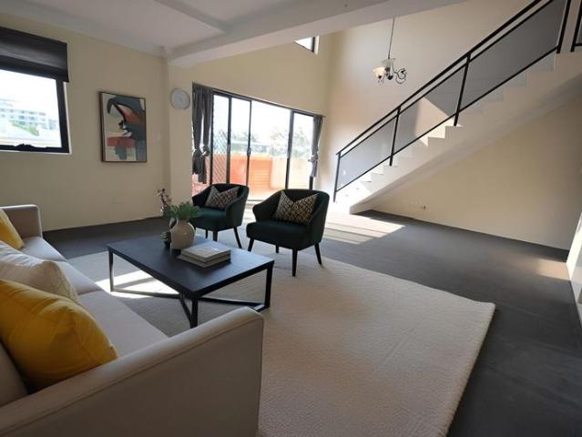 MASSIVE 3 BEDROOM SPLIT LEVEL APARTMENT IN FANTASTIC LOCATION!