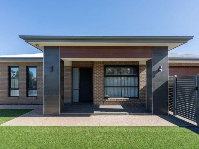 Massive 400 sqm Living Space with Dual Master Bedrooms, Steps from Westminster School