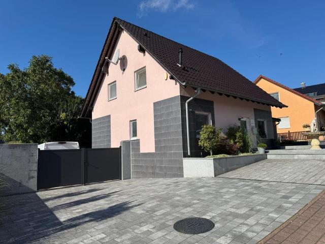 Massives Einfamilienhaus mit Garten, Garage und viel Platz