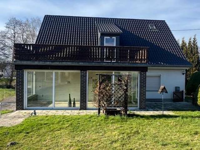 Massives Einfamilienhaus mit Wintergarten, großem Keller, Doppelgarage, Grundstück in Markersdorf