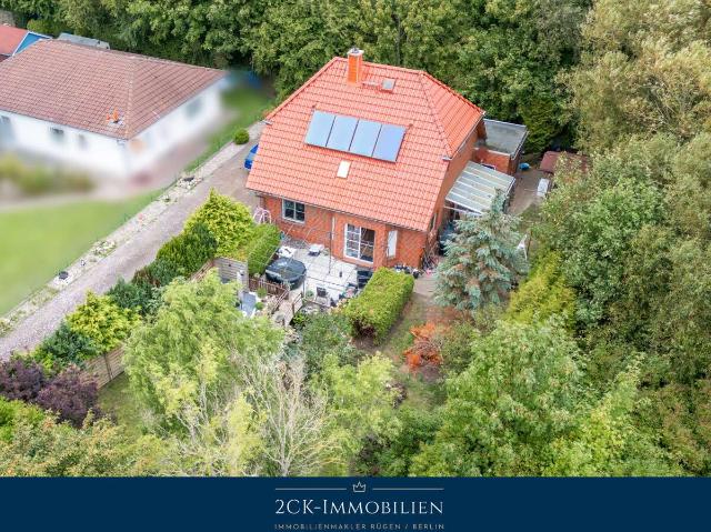 Massivhaus mit 4 Zimmern, Süd Terrasse, moderner Heizung, Solar, großer Werkstatt Garage, Boddennah!