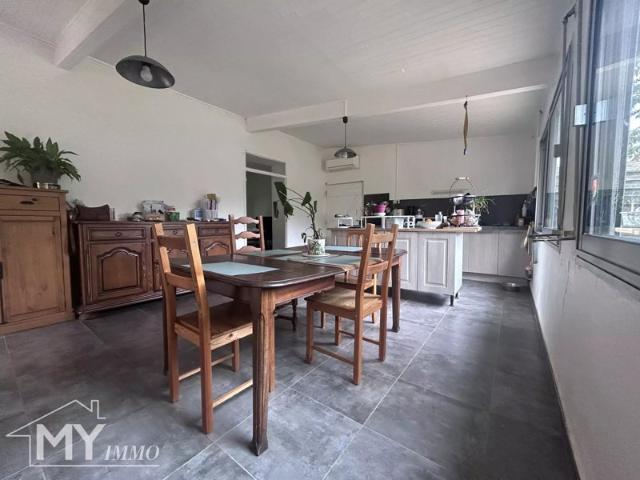 MASSUGAS: Maison de plain pied avec double garage