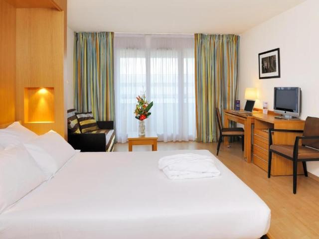 Massy Convenient studio with Indoor Pool near Paris
