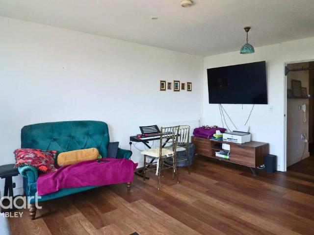 Matthews Close, London 2 bed flat to rent £2,500 pcm £577 pw