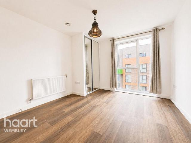 Matthews Close, London 2 bed flat to rent £2,500 pcm £577 pw