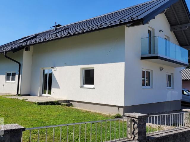 Mattsee Zentrum: Haushälfte 5 Zi, sonnig und ruhig mit Seeblick vom Balkon, ca. 120 m² WFl