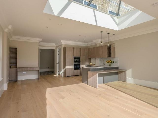 Matham Road, East Molesey, KT8 4 bed semi detached house to rent £5,950 pcm £1,373 pw