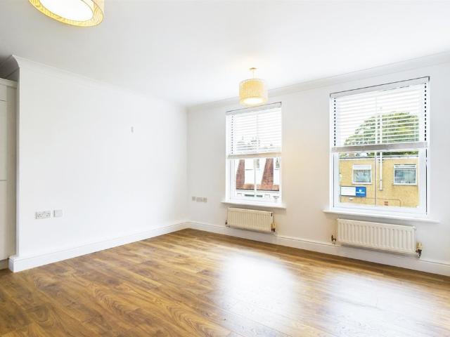 Matham Road, Hampton Court, KT8, East Molesey