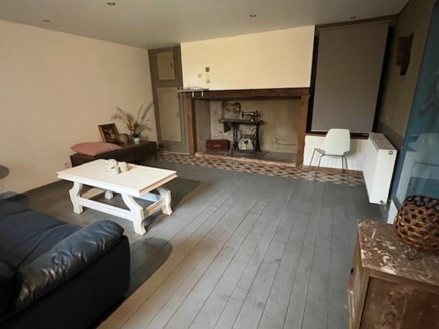 ANCIENNE LONGÈRE DE CARACTÈRE – 3 CHAMBRES DONT 1 SUITE PARENTALE INDÉPENDANTE, MEZZANINE, APPARTEMENT, MOBIL HOME ET ATELIER – FORT POTENTIEL LOCATIF !
