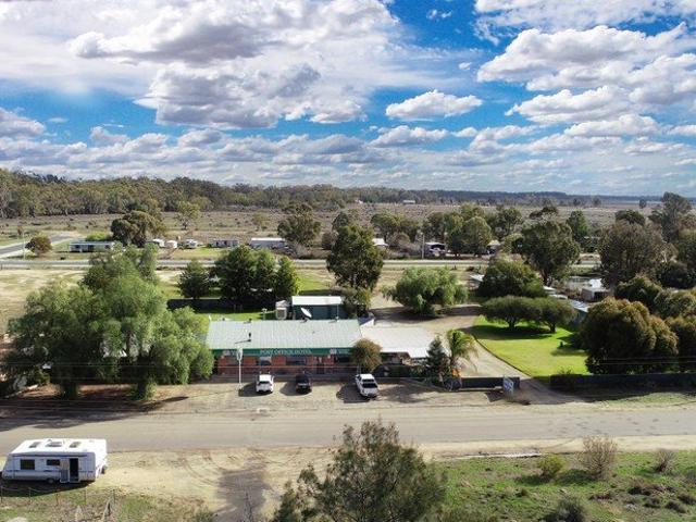 Maude Hotel & Caravan Park opposite Murrumbdgee River
