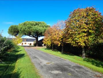 MAUMUSSON 9 pièces 261 m2 maisons 5 chambres 2,4 hectare