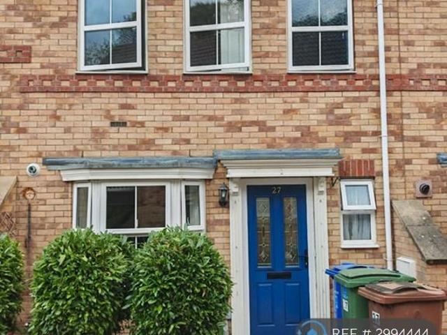 Maunder Close, Grays, RM16 3 bed terraced house to rent £2,050 pcm £473 pw