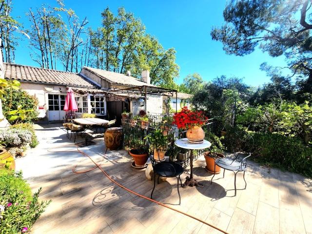 MAUSSANE Projet privé ou professionnel d 'exception en coeur. 250m² Maussane les Alpilles