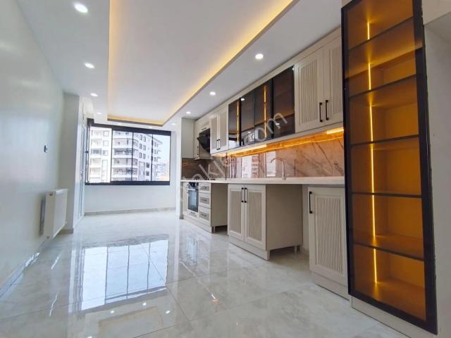 Mavi Bulvar Groseri Civarı Park Manzaralı Kapalı Mutfak 170m2 Geniş Süper Lüx 3+1 Daire