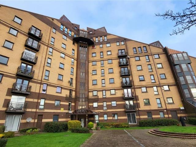 Mavisbank Gardens, Glasgow, G51 3 bed flat to rent £1,595 pcm £368 pw