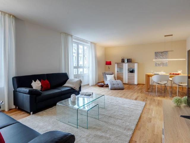 Maxvorstadt: Bright 3 room apartment with two bedrooms