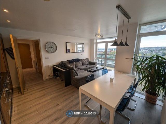 Maxwell Road, Borehamwood WD6, 2 bed flat to rent, £2,100 pcm | PrimeLocation