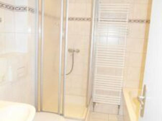 Max Planck Str. 73, Wohnung 1 ~~~ Balkon, Badezimmer mit Wanne und Dusche, Abstellraum im Treppenhaus