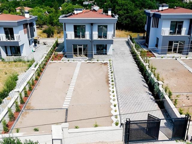 MAXKEY ERENKÖY'DE BAHÇE PEYZAJLI TESLİM 4+1 SATILIK VİLLA