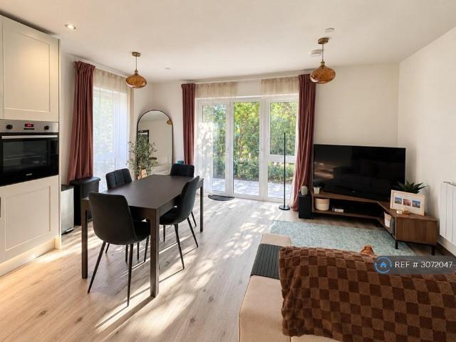 May House, Watford, WD18 2 bed flat to rent £1,900 pcm £438 pw