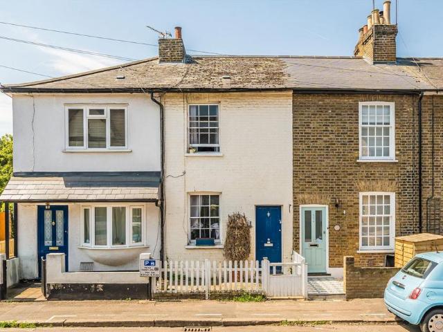 May Road, Twickenham TW2 2 bed house to rent £2,400 pcm £554 pw